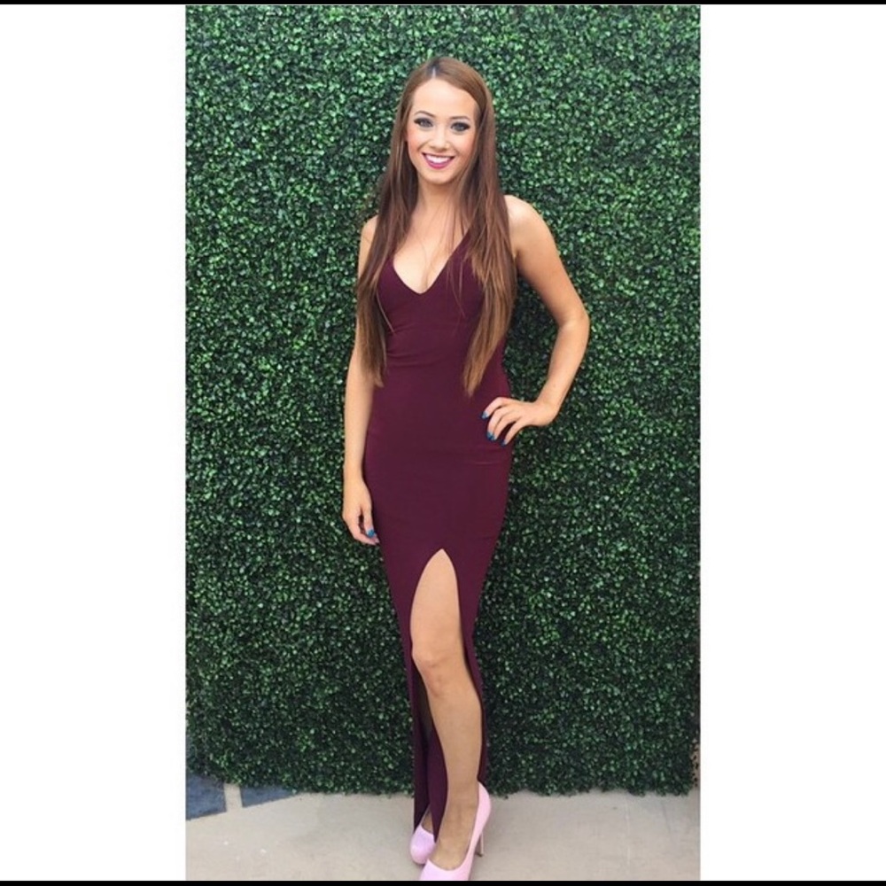 Burgundy slim fitting dress with side slit